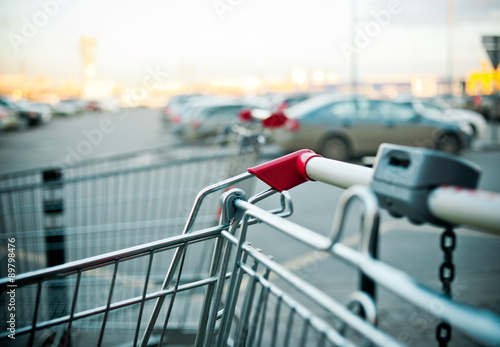 Obraz na płótnie shopping carts near the shopping mall parking outddors w salonie