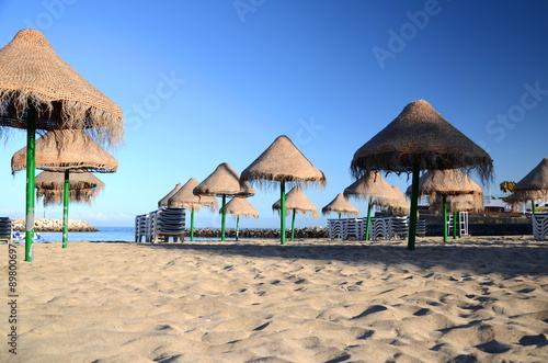 Piękna piaszczysta plaża Playa de Puerto Colon w Adeje na Teneryfie © Darios