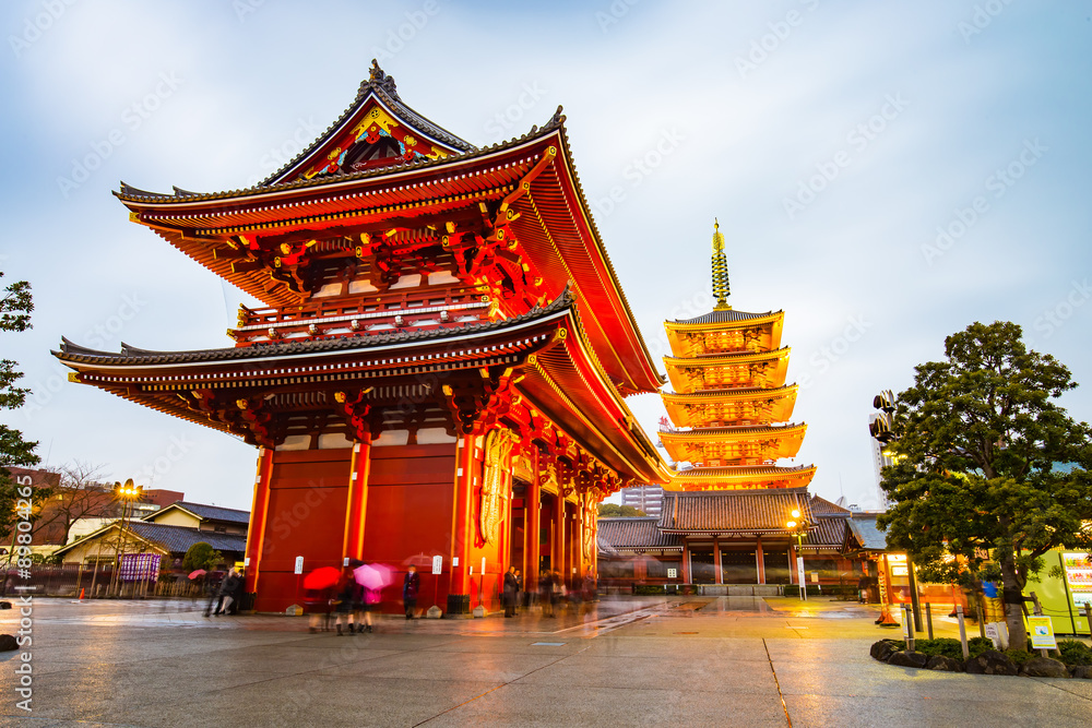 Naklejka premium Senso-ji Rozciągacz w Asakusa terenie w Tokio, Japonia