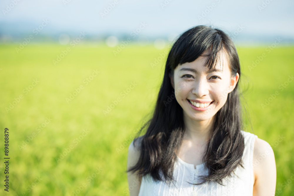 水田と女性 水田と女性