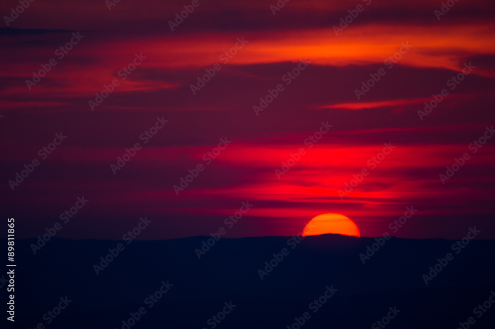 Obraz premium .disk of the sun goes below the horizon