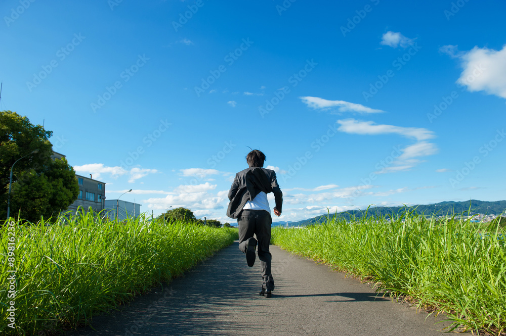 スーツで走っている男性