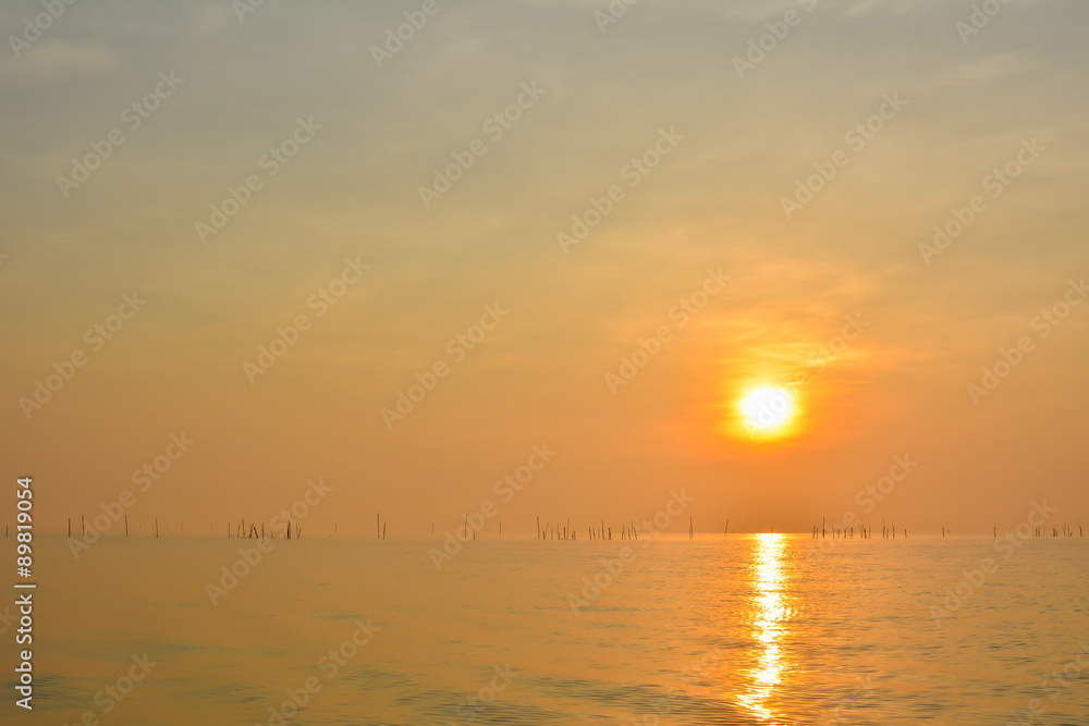 Naklejka premium Sunrise at Lake thailand.