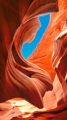 Fotobehang Canyon Blauwe lucht boven Antelope Canyon  © lucky-photo