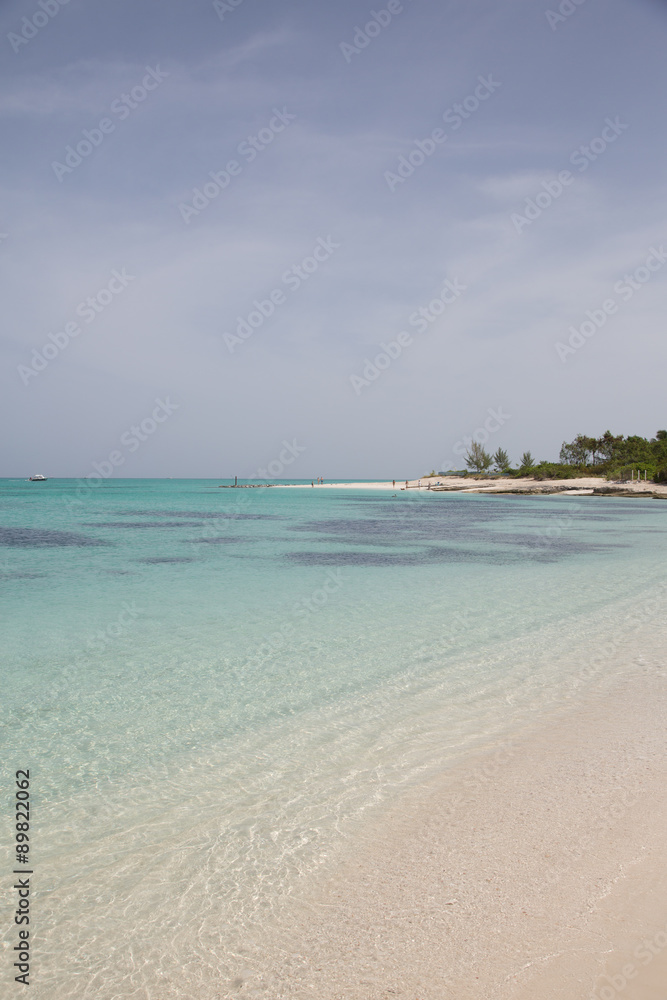 Paesaggi caraibici della polinesia con isole e mare corsllino