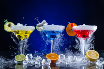 Sierkussen Foto van de dag Martini cocktails met rookeffect  © Jag_cz