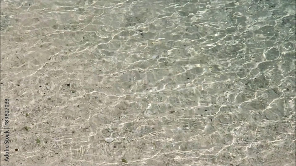 透明な浅瀬と波紋 透明な浅瀬と波紋