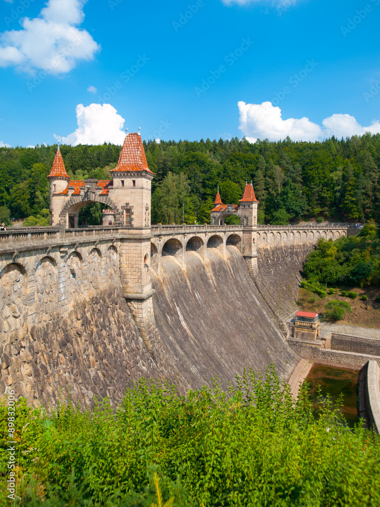 Historical dam Les Kralovstvi