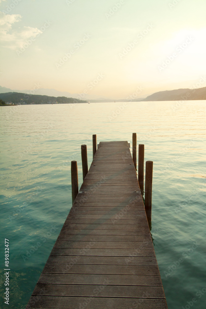 Hölzener Bootssteg am See,  bei Sonnenuntergang