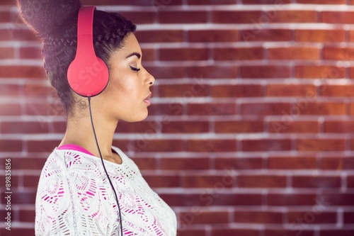 Cuadro en lienzo A beautiful woman concentrated on her music