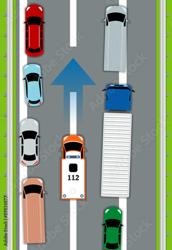 Krankenwagen / Rettungswagen fährt auf Rettungsgasse auf Autobahn mit 2 Fahrstreifen