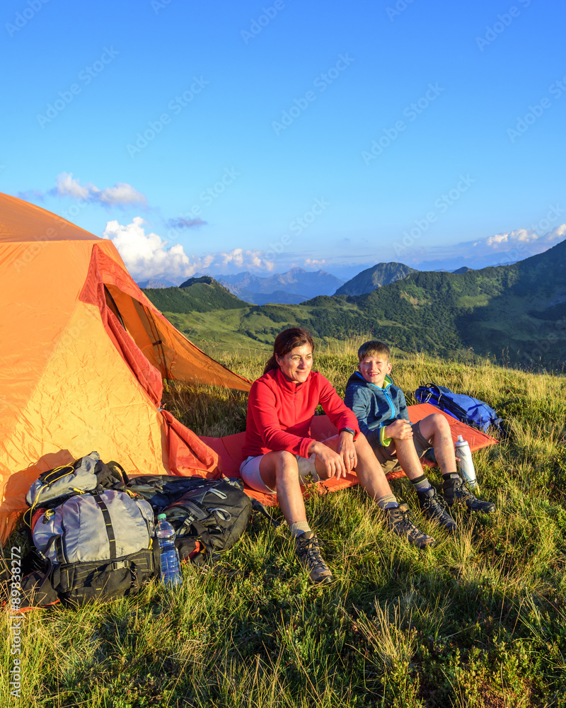 Mutter und Sohn genießen die Abendsonne am Zelt