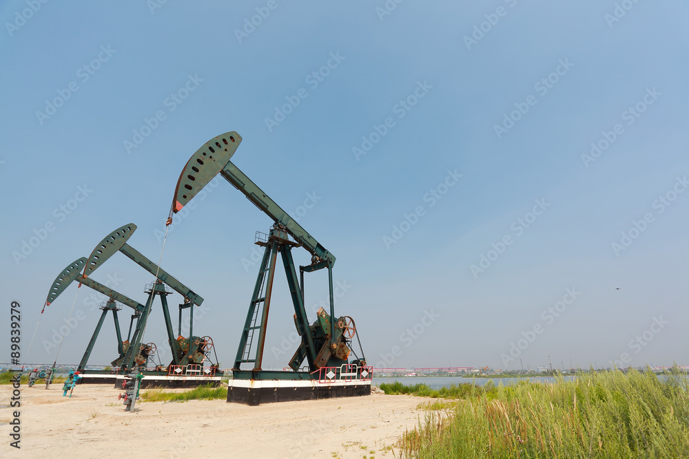 Green Oil pump of crude oilwell rig Green Oil pump of crude oilwell rig
