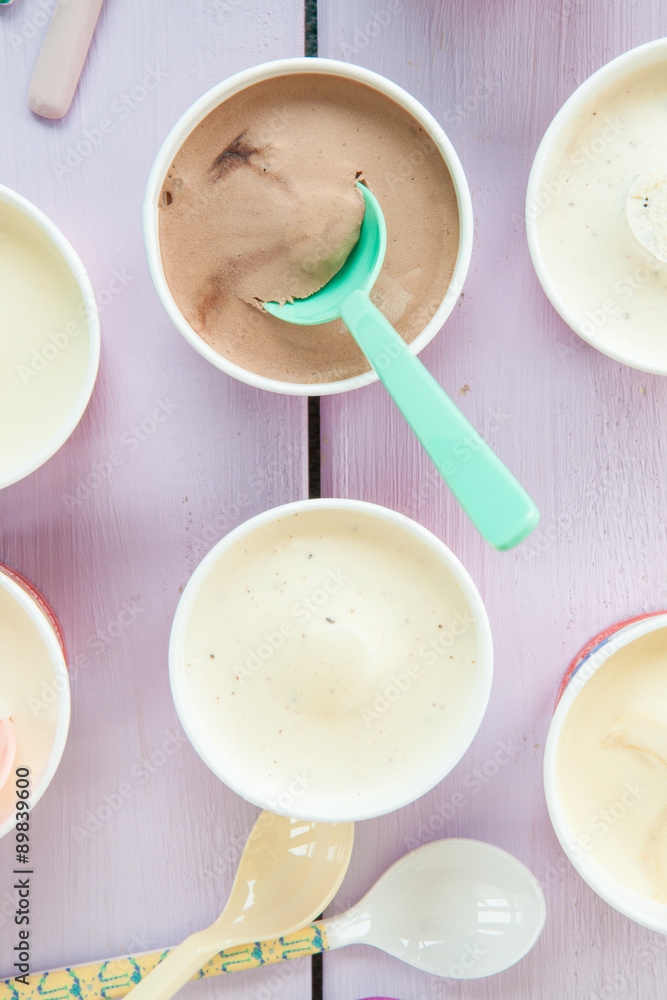 Verschiedene Eis im Becher Verschiedene Eis im Becher