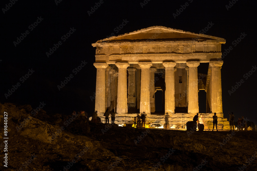 Obraz premium Temple of Concord at night. Front view. New led lighting system. Valley of Temples, Agrigento.