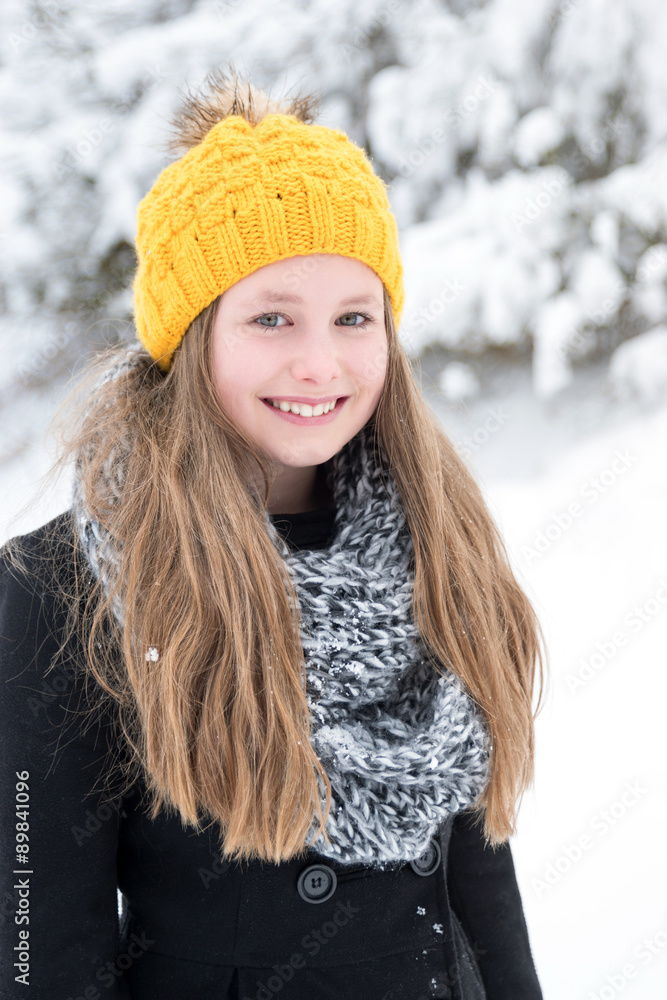 Portrait einer Teenagerin im Schnee Portrait einer Teenagerin im Schnee