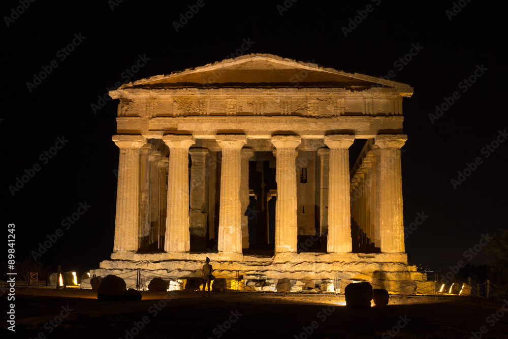 Obraz premium Temple of Concord at night. Front view. New led lighting system. Valley of Temples, Agrigento.