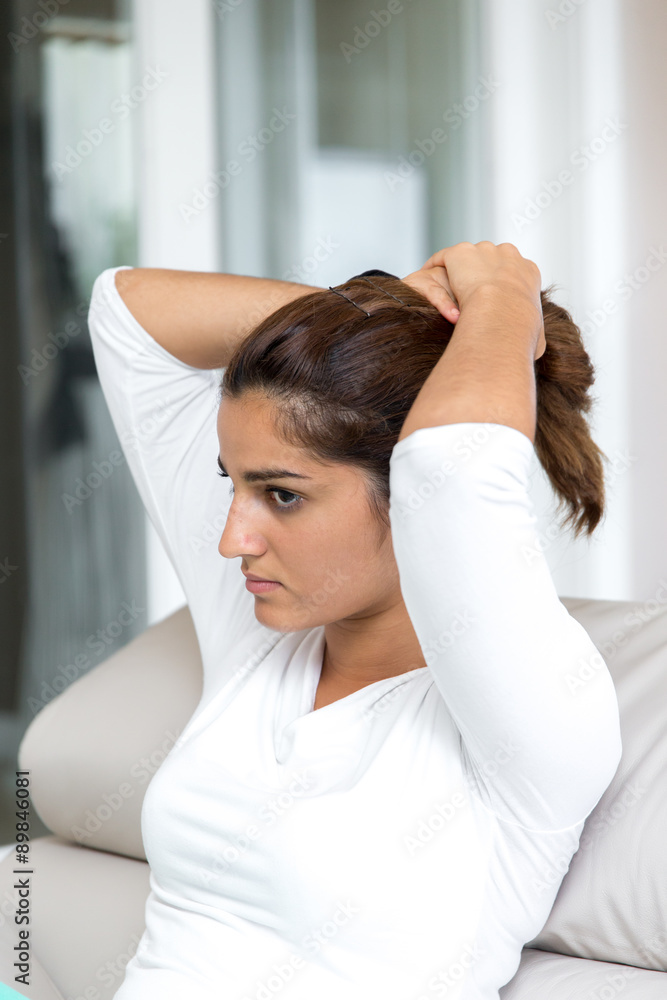 Fototapeta premium Junge Frau im Wohnzimmer