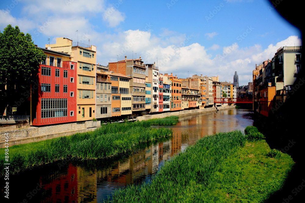 вид с моста города Жирона в Каталонии (Испания)