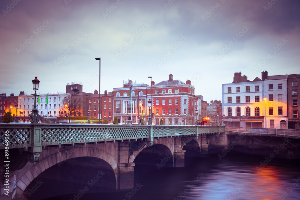 Fototapeta premium Landmark Grattan Bridge nad rzeką Liffey w Dublinie w Irlandii