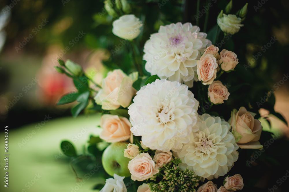 Beautiful flower wedding decoration in white and pink Beautiful flower wedding decoration in white and pink