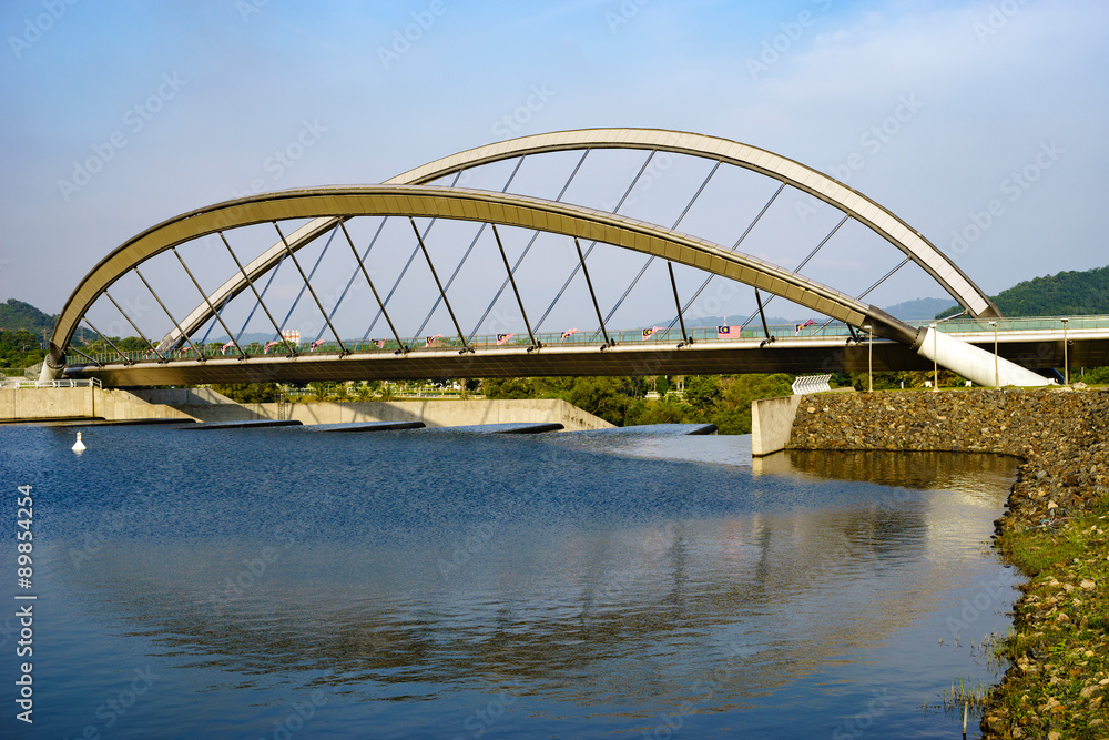 Obraz premium Modern architecture design of a pedestrian bridge in Putrajaya, Malaysia