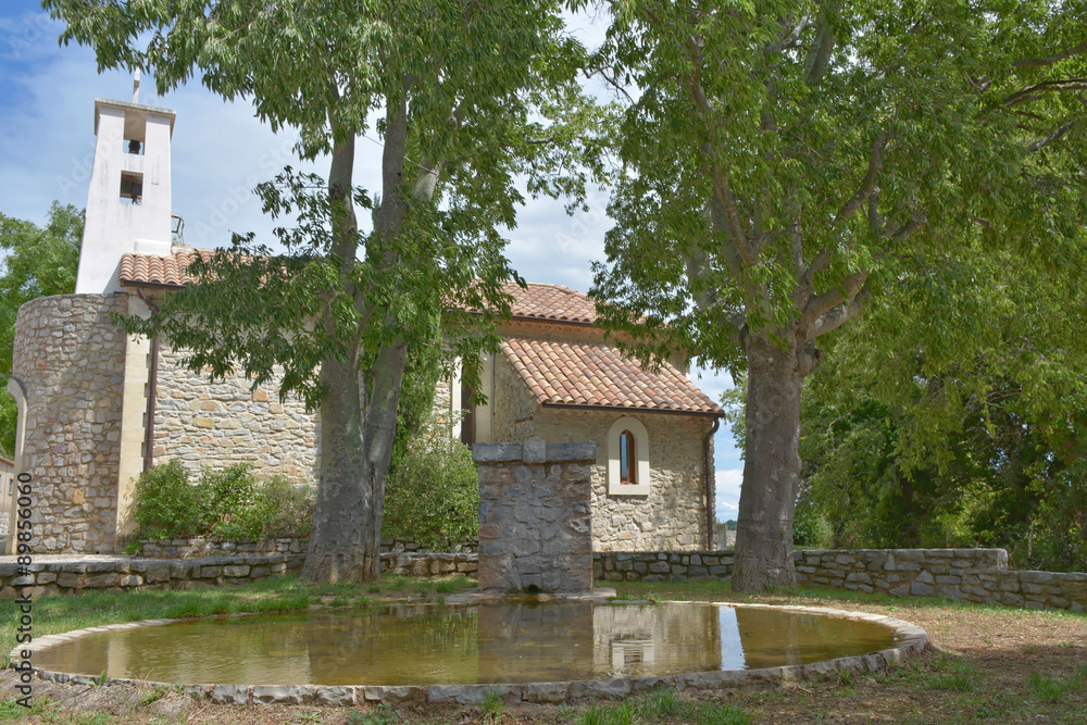 fontaine et église dans village