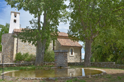 fontaine et église dans village © Laendenal