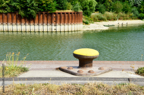 Hafenpoller am Hafenbecken