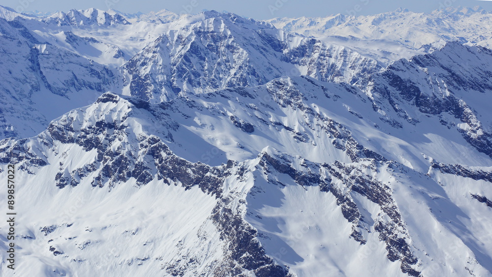 schöner weißer Winter über die Gipfel der Alpen in Europa