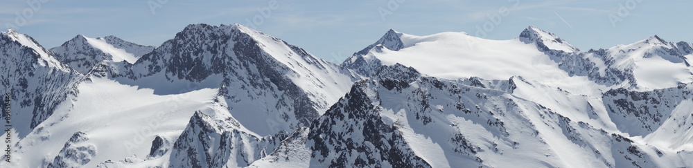 sonnige schneebedeckte Gipfel der Alpen Europas