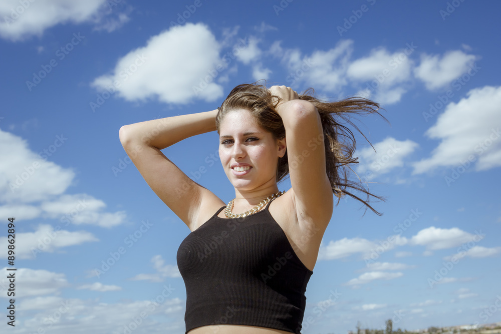 Chica adolescente posando en el embarcadero. Adolescente rubia de quince años como modelo. Chica rubia de pelo largo al lado del rio en verano. Chica adolescente posando en el embarcadero. Adolescente rubia de quince años como modelo. Chica rubia de pelo largo al lado del rio en verano.