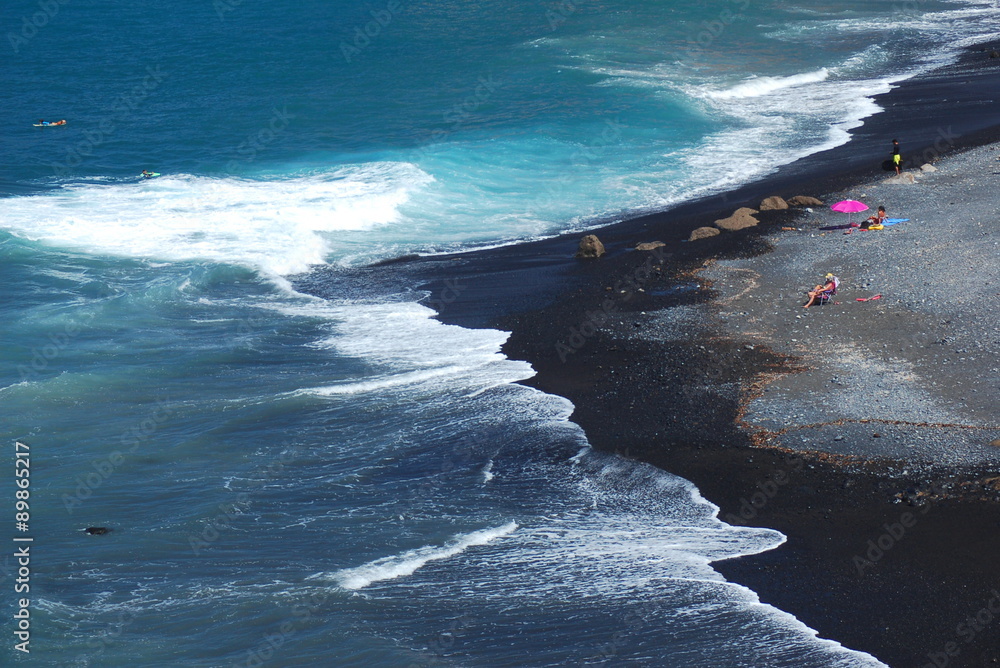 Piękna czarna piaszczysta plaża playa de la enramada w adeje na teneryfie
 - obrazy, fototapety, plakaty 