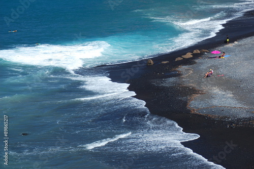 Piękna czarna piaszczysta plaża playa de la enramada w adeje na teneryfie 