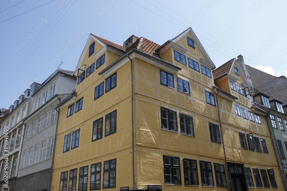 Fototapeta premium Immeuble jaune à Copenhague, Danemark 