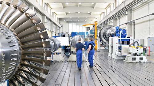 Herstellung von Gasturbinen in einer Fabrik für Maschinenbau - Interieur und Arbeiter // 
Production of gas turbines in a factory for mechanical engineering - interior and workers