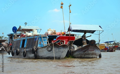 Cuadro en lienzo Fresh produce vendors sell from boat to boat at the Cai Rang floating market, Vi
