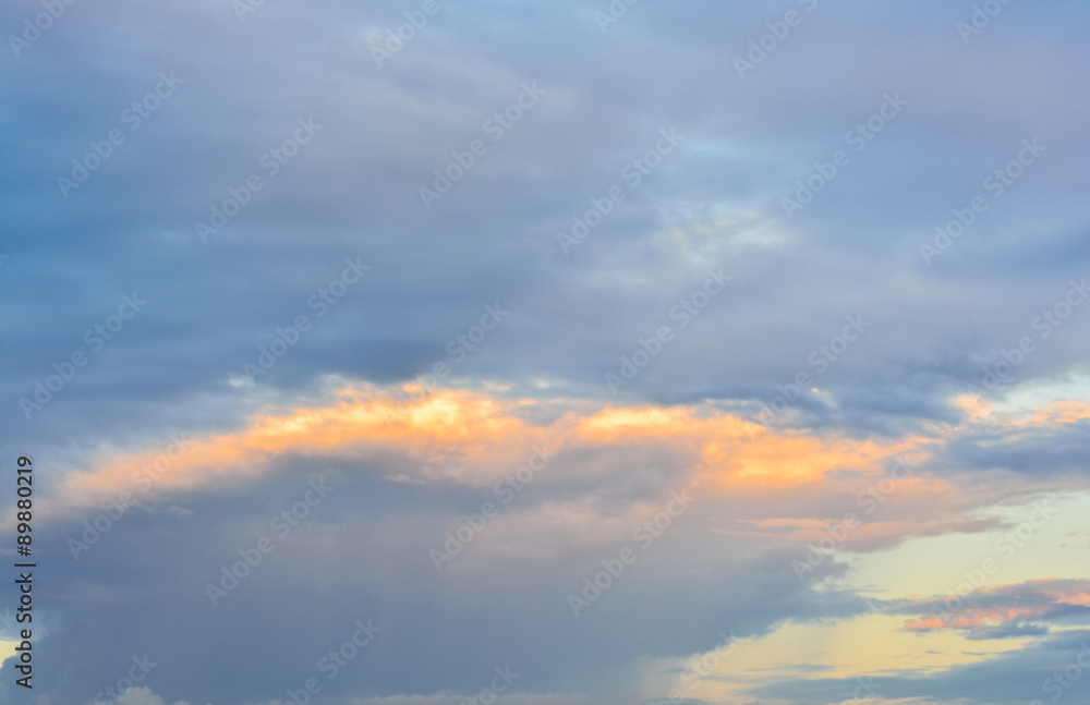 Fototapeta premium Clear in the evening, watching the half. And a light orange color and shape of clouds quaint.
