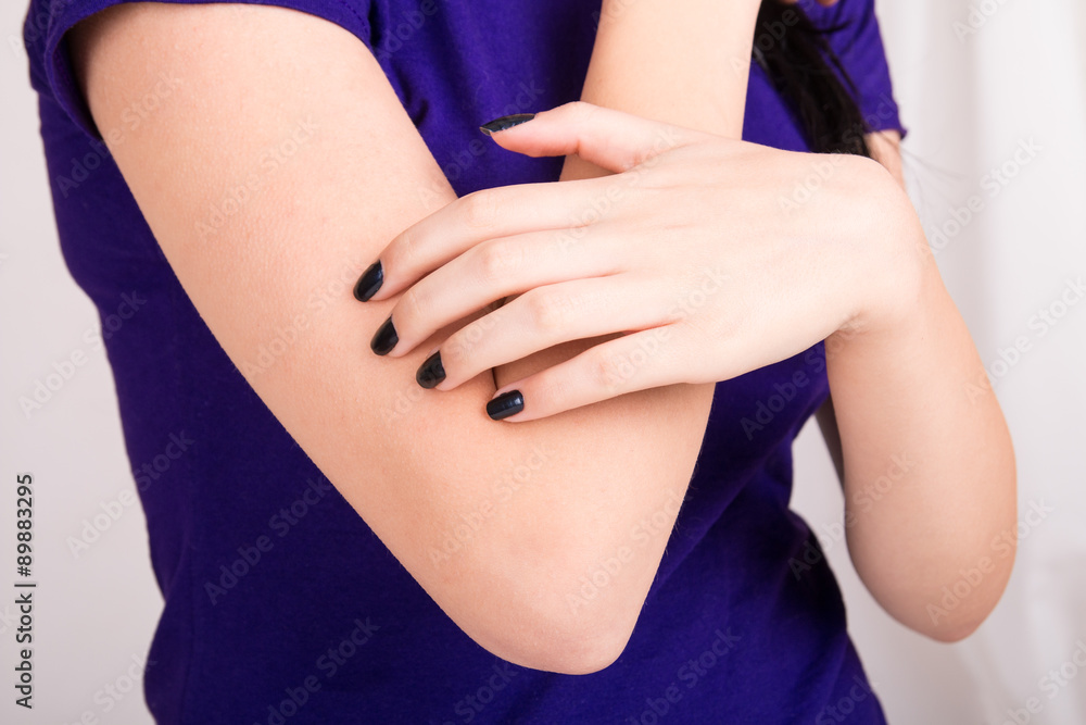 custom made wallpaper toronto digitalThe girl scratching her hand