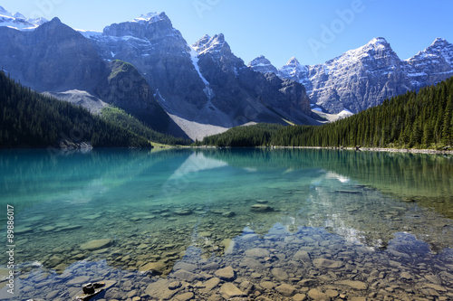 Fototapeta Naklejka Na Ścianę i Meble -  Moraine Lake on a mid-summer morning