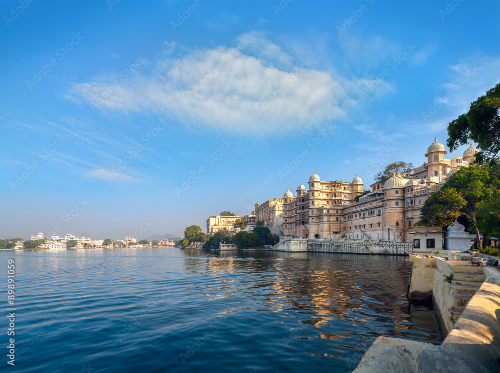 Lake Pichola and City Palace in Udaipur. India.