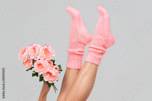 Розовые вязаные женские носочки с букетом на сером фоне