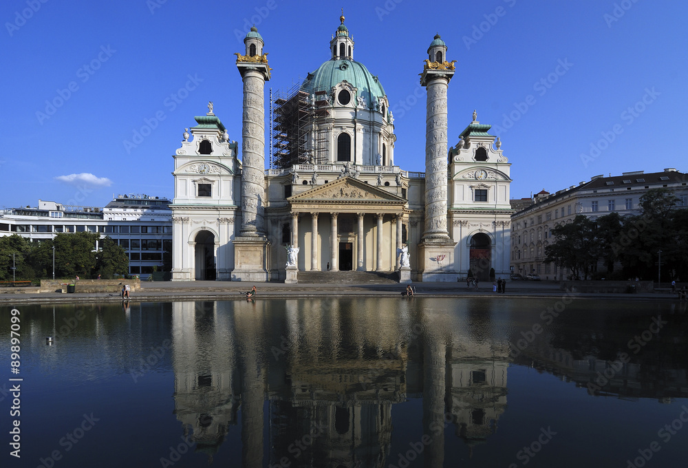 Karlskirche, Wien. - Die Karlskirche in Wien spiegelt sich im davorliegenden künstlichen See.
