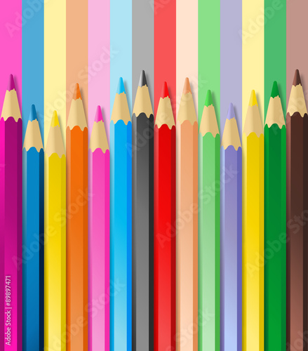 Crayons de couleur sur fond rayé assorti