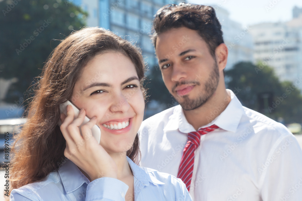 Sympathisches Businessteam mit Handy in der Stadt Sympathisches Businessteam mit Handy in der Stadt