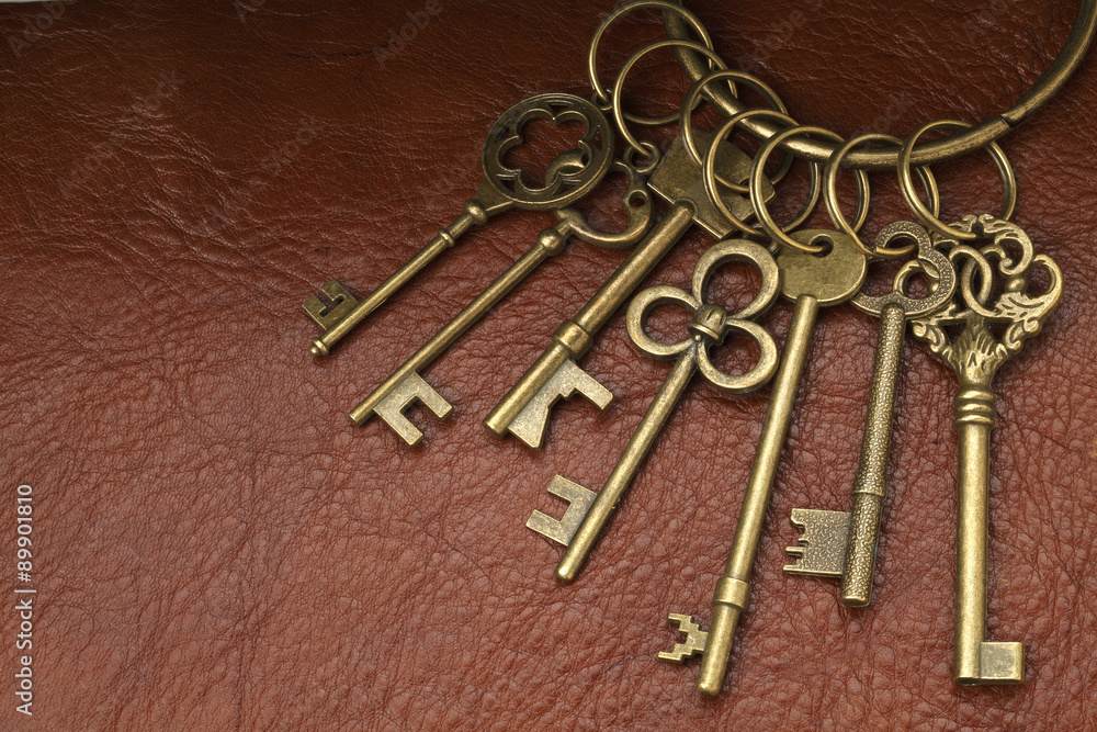 古い鍵 茶色の革の上に置かれたアンティークな鍵の束 Stock 写真 Adobe Stock