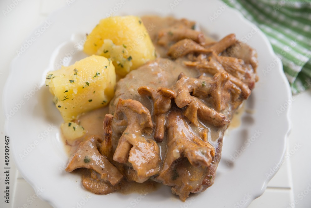 Kotelett mit Pfifferlingen und Kartoffeln Kotelett mit Pfifferlingen und Kartoffeln