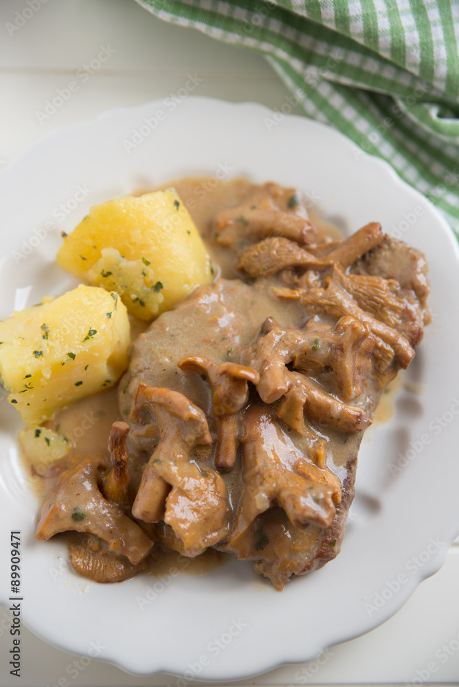 Kotelett mit Pfifferlingen und Kartoffeln Kotelett mit Pfifferlingen und Kartoffeln