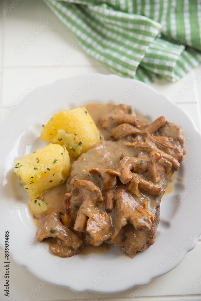 Kotelett mit Pfifferlingen und Kartoffeln Kotelett mit Pfifferlingen und Kartoffeln