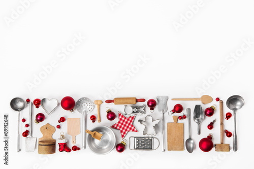 Küchen Utensilien zu Weihnachten als Dekoration in vintage look mit rot, weiß und silber kariert. photo